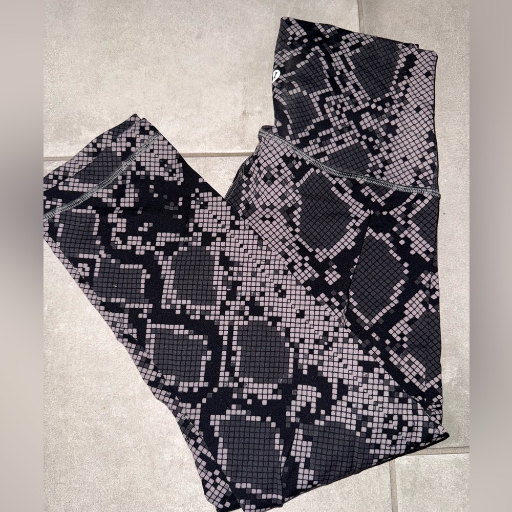 Lululemon Wunder Under High Waist Crop Leggings in a black and gray snake size 6 - Picture 2 of 11